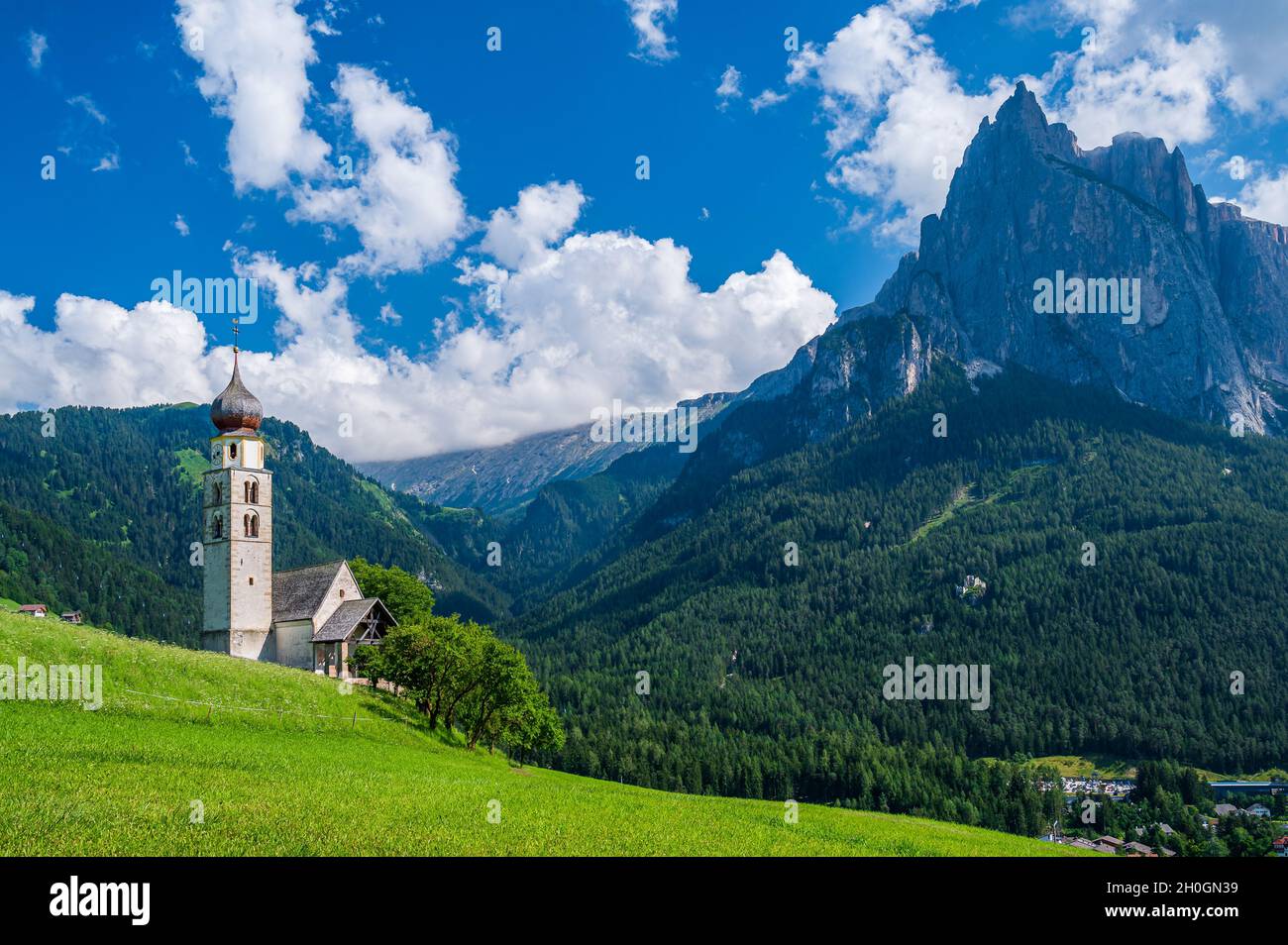 Chiesa di San Valentino nel villaggio montano di Kastelruth nel cuore delle Dolomiti Foto Stock