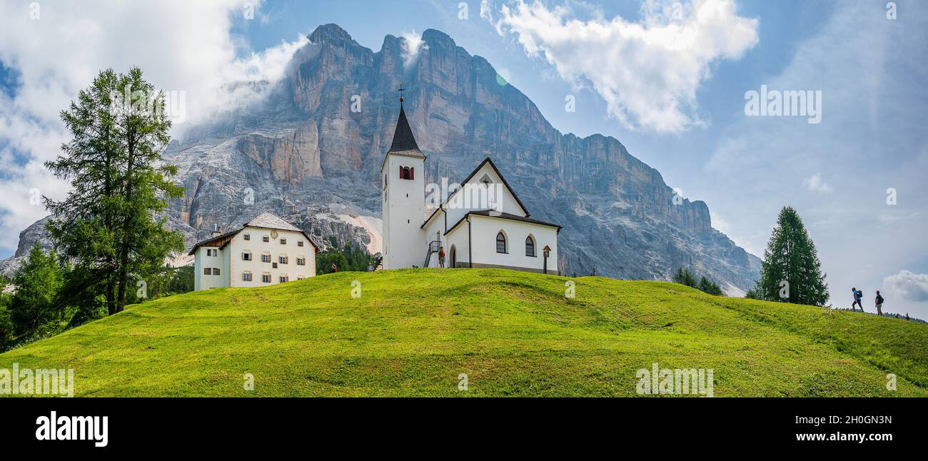 Il santuario di Santa Croce sotto SAS dla Crusc, nelle Dolomiti della Val Badia Foto Stock