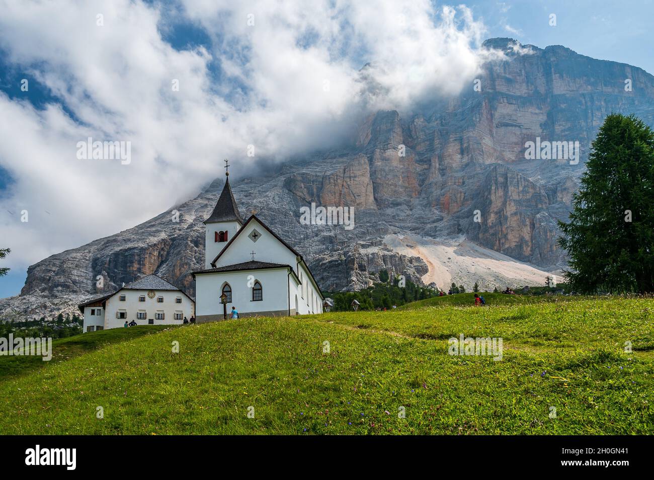 Il santuario di Santa Croce sotto SAS dla Crusc, nelle Dolomiti della Val Badia Foto Stock