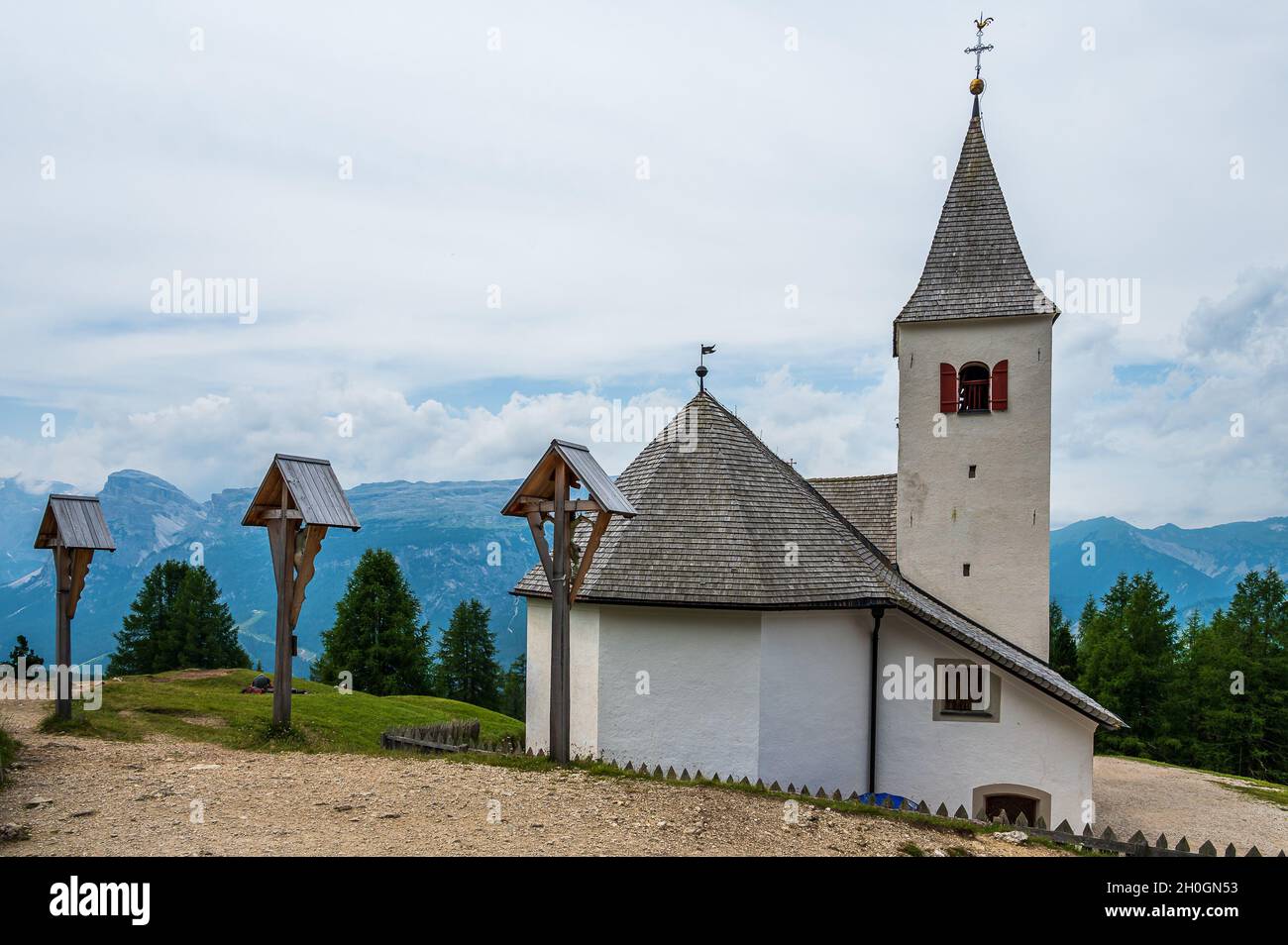 Il santuario di Santa Croce sotto SAS dla Crusc, nelle Dolomiti della Val Badia Foto Stock