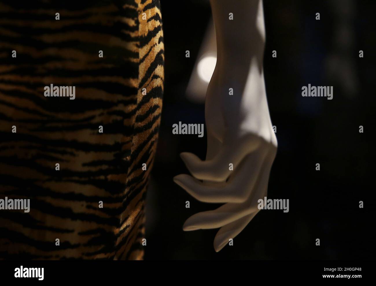 New York, Stati Uniti. 12 ottobre 2021. Gli abiti indossati Amy Winehouse sono in mostra insieme al guardaroba da palco, agli ensemble di moda e agli oggetti personali di Amy Winehouse in un'anteprima d'asta di Julien della collezione di Amy Winehouse all'Hard Rock Cafe di New York City martedì 12 ottobre 2021. Foto di John Angelillo/UPI Credit: UPI/Alamy Live News Foto Stock