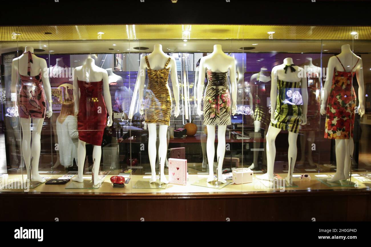 New York, Stati Uniti. 12 ottobre 2021. Gli abiti indossati Amy Winehouse sono in mostra insieme al guardaroba da palco, agli ensemble di moda e agli oggetti personali di Amy Winehouse in un'anteprima d'asta di Julien della collezione di Amy Winehouse all'Hard Rock Cafe di New York City martedì 12 ottobre 2021. Foto di John Angelillo/UPI Credit: UPI/Alamy Live News Foto Stock