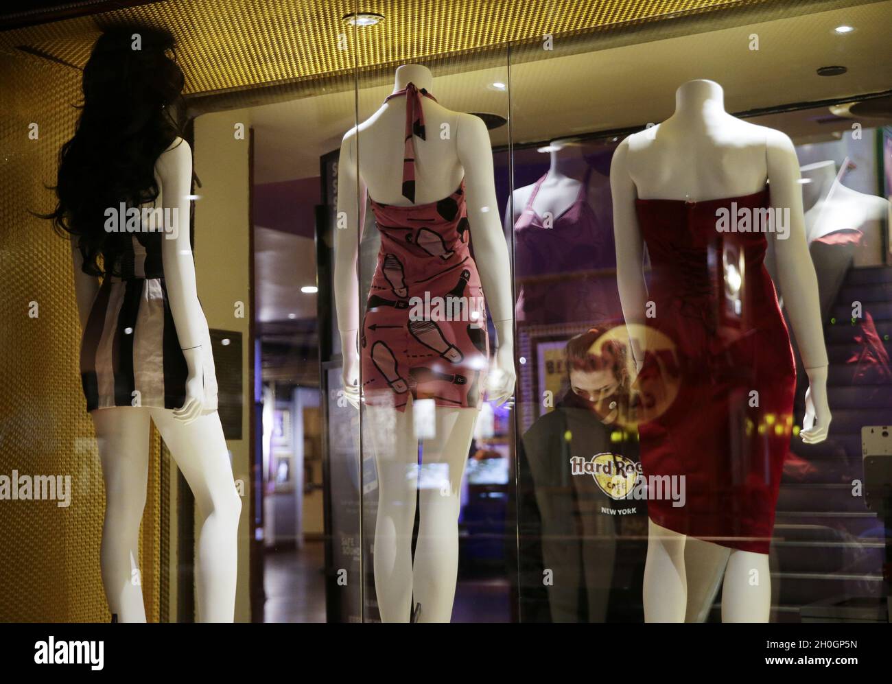 New York, Stati Uniti. 12 ottobre 2021. Gli abiti indossati Amy Winehouse sono in mostra insieme al guardaroba da palco, agli ensemble di moda e agli oggetti personali di Amy Winehouse in un'anteprima d'asta di Julien della collezione di Amy Winehouse all'Hard Rock Cafe di New York City martedì 12 ottobre 2021. Foto di John Angelillo/UPI Credit: UPI/Alamy Live News Foto Stock