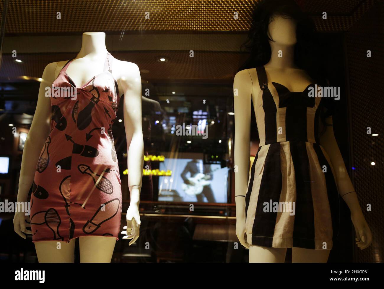 New York, Stati Uniti. 12 ottobre 2021. Gli abiti indossati Amy Winehouse sono in mostra insieme al guardaroba da palco, agli ensemble di moda e agli oggetti personali di Amy Winehouse in un'anteprima d'asta di Julien della collezione di Amy Winehouse all'Hard Rock Cafe di New York City martedì 12 ottobre 2021. Foto di John Angelillo/UPI Credit: UPI/Alamy Live News Foto Stock