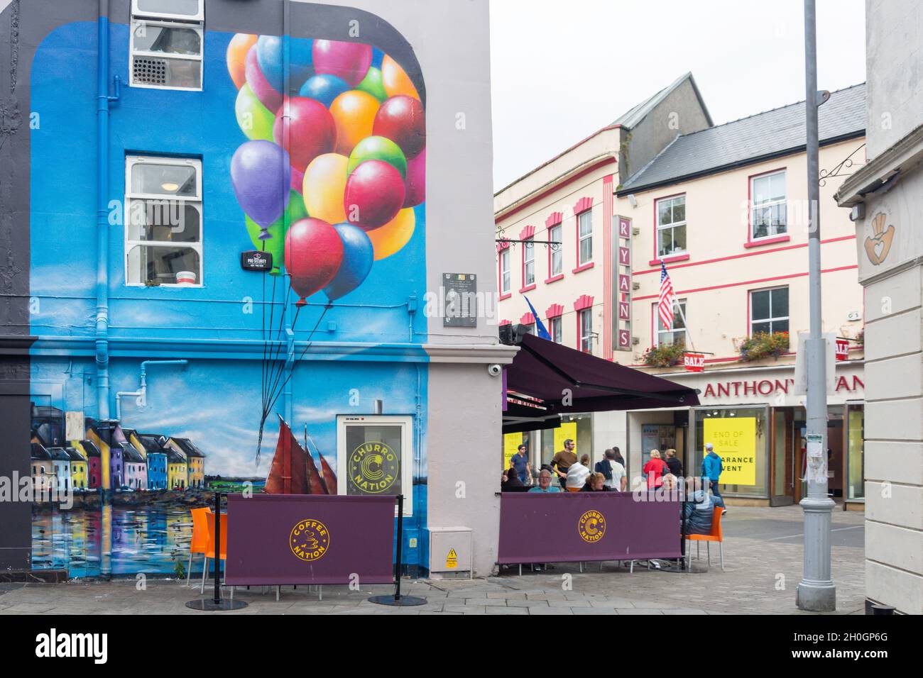 Muro murale, Coffee Nation, Shop Street, City Centre, Galway (Gaillimh), Contea di Galway, Repubblica d'Irlanda Foto Stock