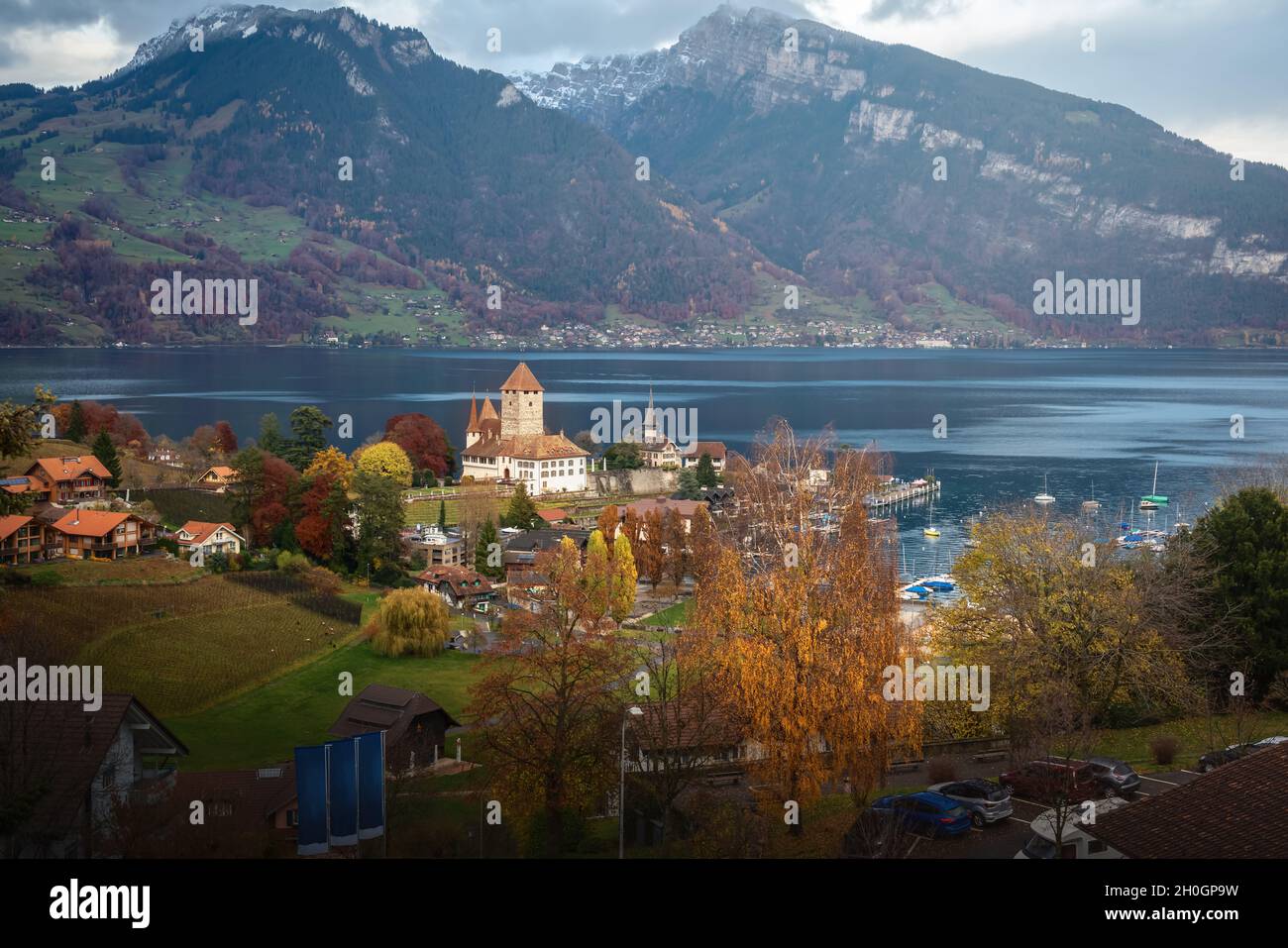 Veduta aerea della città di Spiez con il castello di Spiez e il lago Thun - Spiez, Svizzera Foto Stock