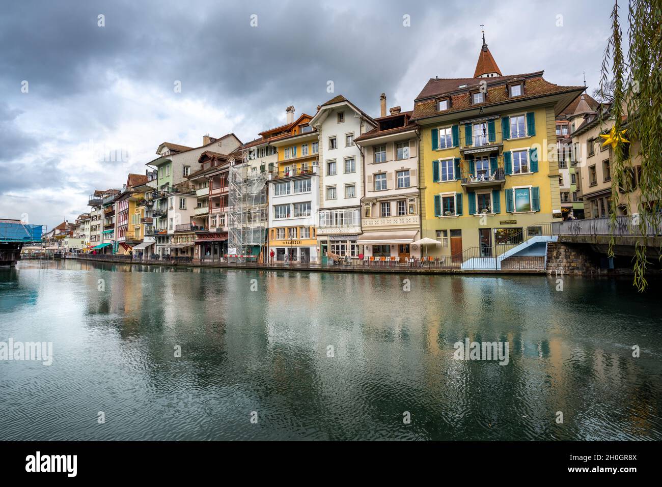 Edifici colorati e il fiume Aare - Thun, Svizzera Foto Stock