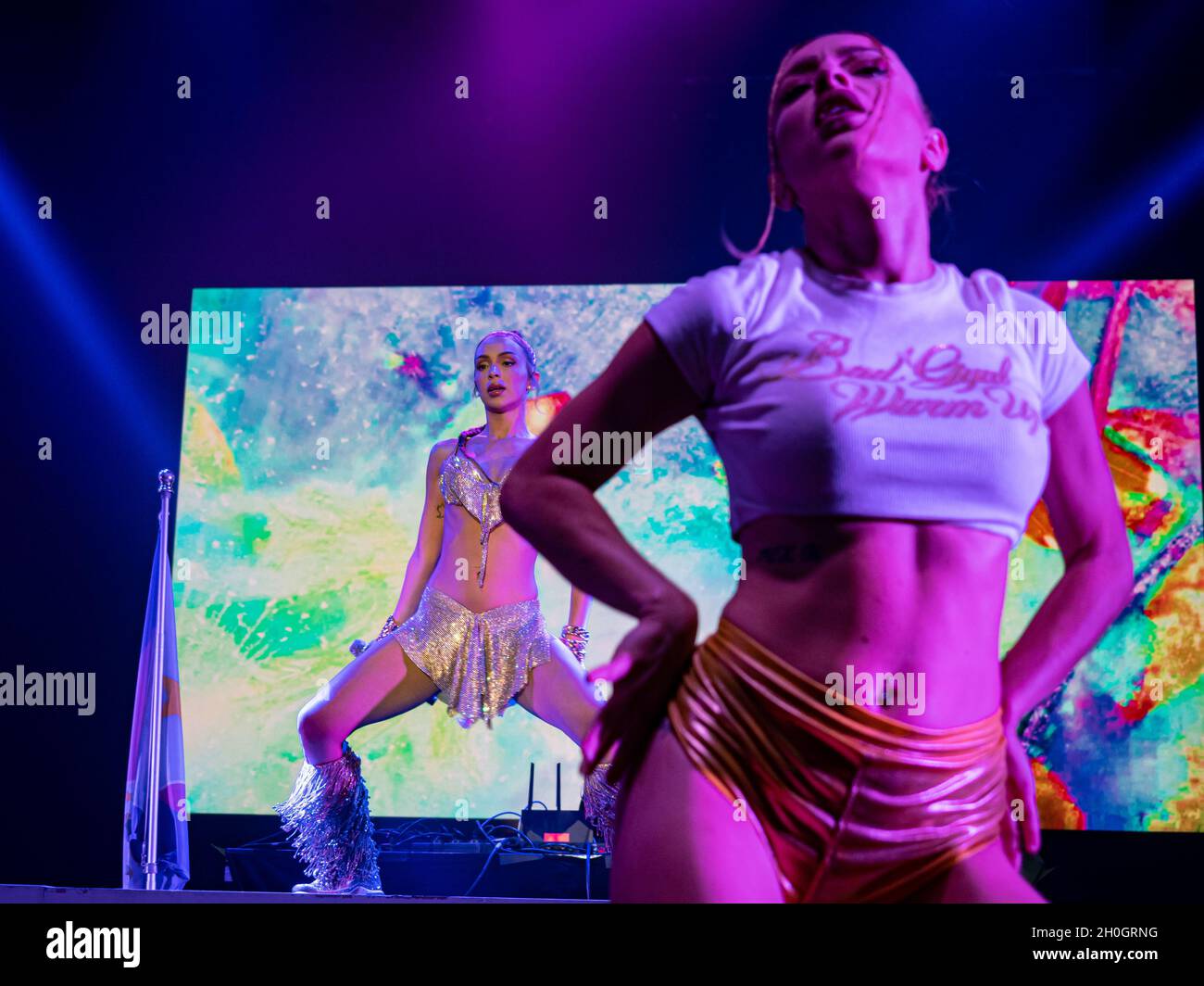 Saragozza, Spagna. 12 ottobre, 2021. L'artista sfaccettato Bad Gyal offre una performance ricca di calore e sensualità davanti a migliaia di persone. Juan Antonio Perez/Alamy Live News Foto Stock