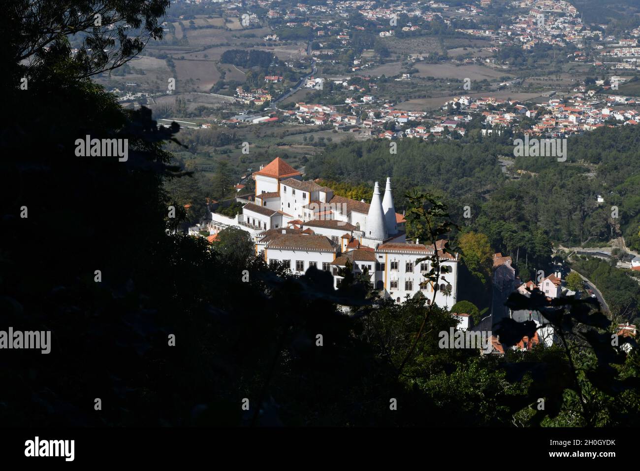 Veduta generale della città di Sintra, osservata da una delle torri di Castelo Dos Mouros. Il Castelo dos Mouros (Castello moresco), dichiarato patrimonio dell'umanità dall'UNESCO, deve il suo nome al passato dell'occupazione musulmana del Portogallo, che serve per la sua posizione ottimale in cima come punto di posizione strategica con una vista completa dei dintorni. Il Castello moresco fu conquistato nel 1154 dai cristiani. Nel XIX secolo, re Fernando II del Portogallo ordinò la sua ricostruzione per integrarla con i giardini del Palazzo pena, recuperando la rilevanza che era stata tolta da esso. (PH Foto Stock