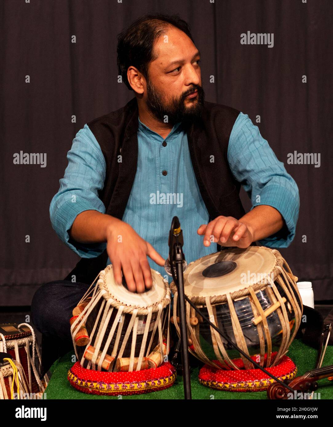 Gyan Singh suona con Tom Bancroft 'in Common' all'Herts Jazz Club di St Albans Foto Stock