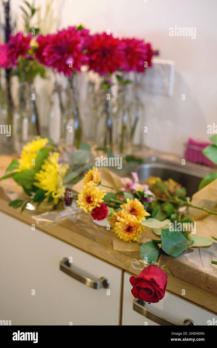 Fiori seduti vicino ad un lavandino. Foto Stock