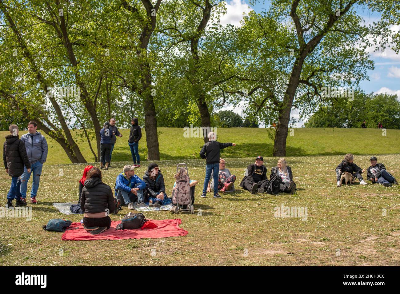 I membri del pubblico partecipano a un evento di raduno di massa organizzato dal movimento per la libertà del Regno Unito al Platt Fields Park di Manchester Foto Stock