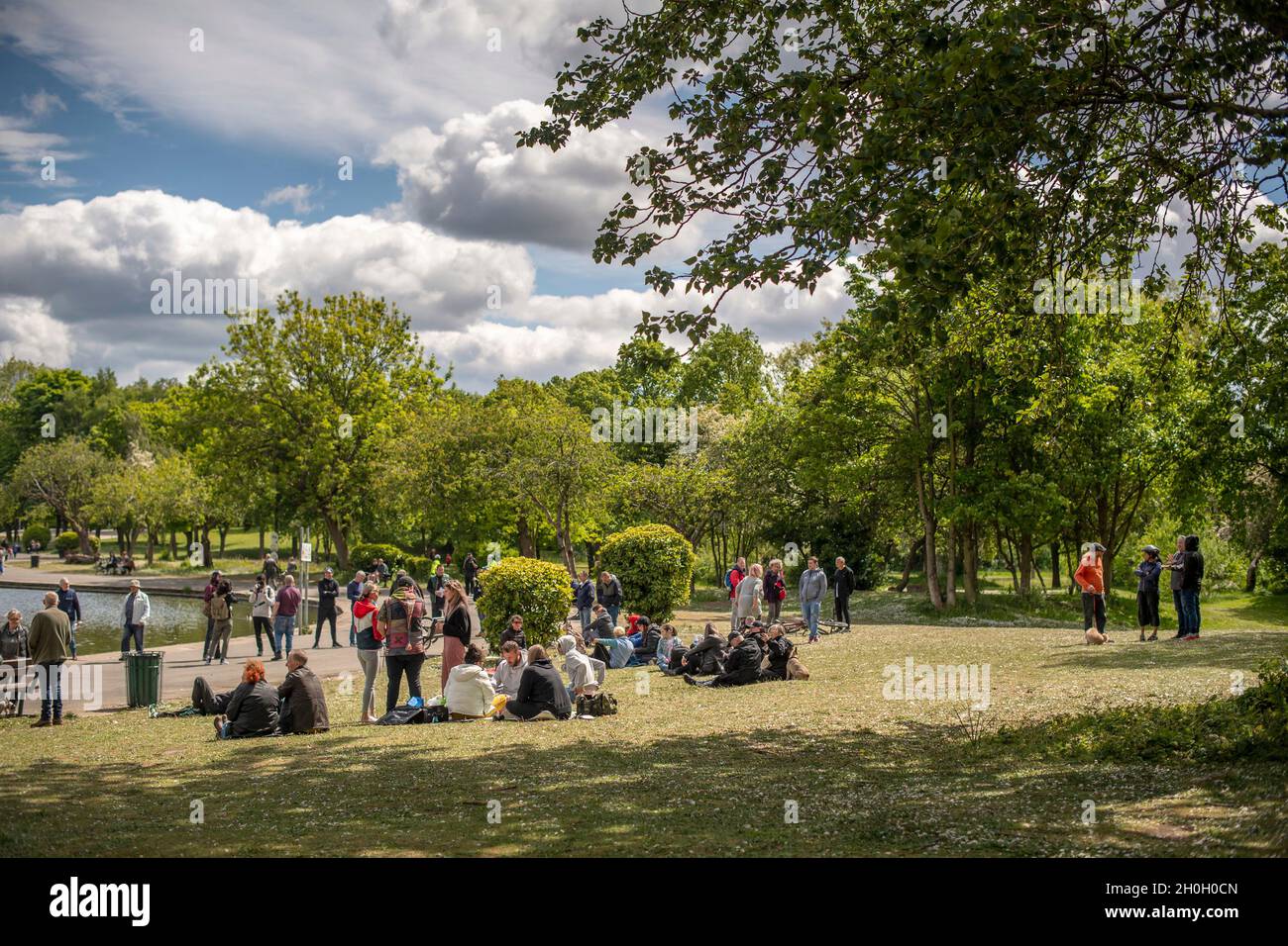 I membri del pubblico partecipano a un evento di raduno di massa organizzato dal movimento per la libertà del Regno Unito al Platt Fields Park di Manchester Foto Stock