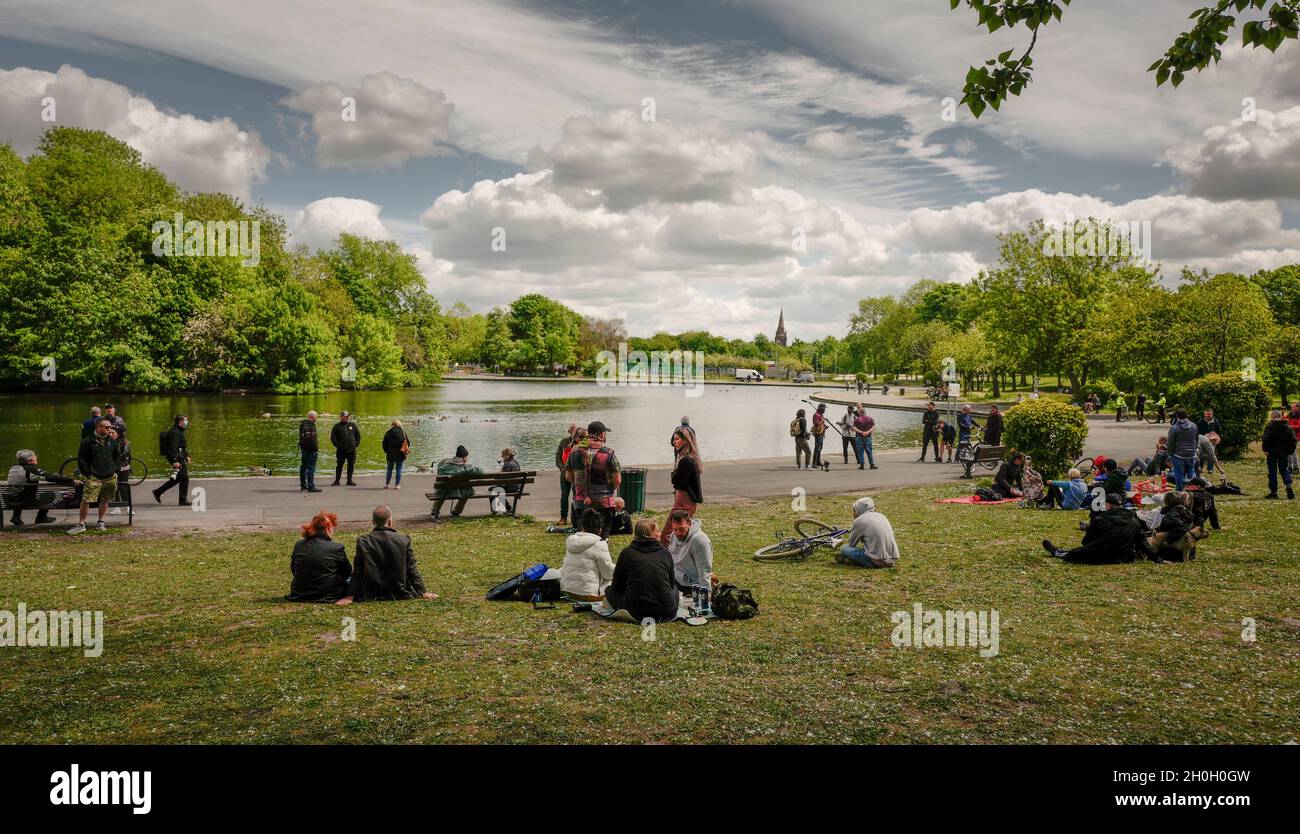 I membri del pubblico partecipano a un evento di raduno di massa organizzato dal movimento per la libertà del Regno Unito al Platt Fields Park di Manchester Foto Stock