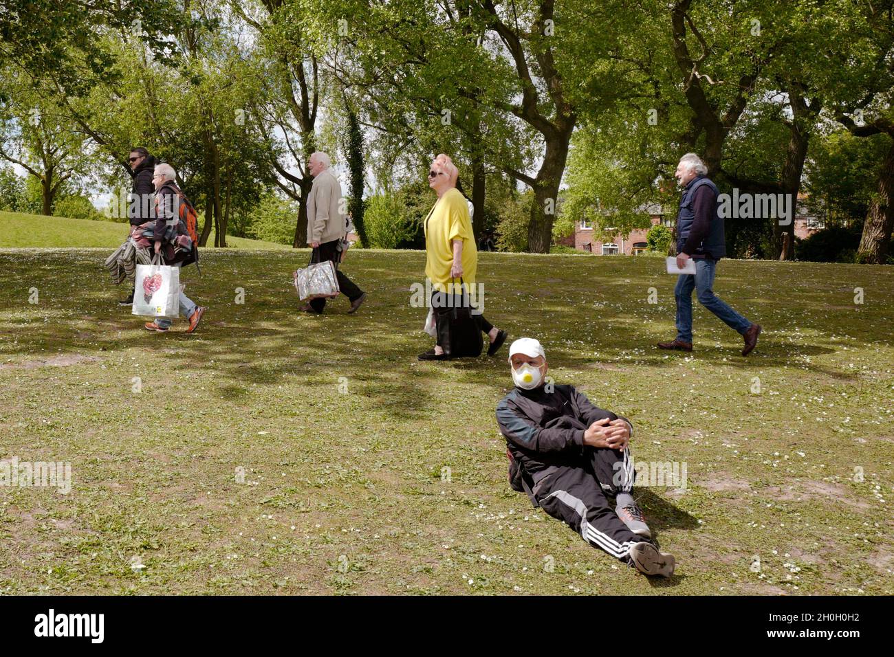 I membri del pubblico partecipano a un evento di raduno di massa organizzato dal movimento per la libertà del Regno Unito al Platt Fields Park di Manchester Foto Stock