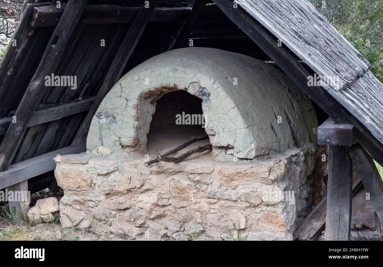 Vecchio forno in pietra coperto con tetto in legno con scandole Foto Stock