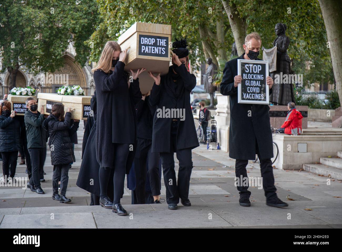 LONDRA, INGHILTERRA, ottobre 12 2021.Global Justice Now campagna per i brevetti sui vaccini da dare ai paesi in via di sviluppo Foto Stock