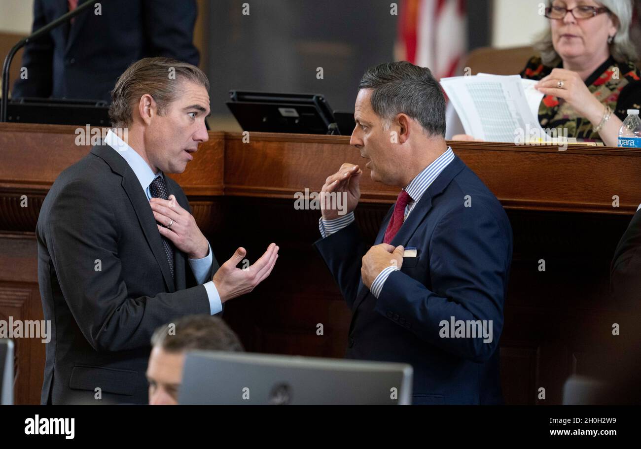IL Rep. Stato MORGAN MEYER, R-Dallas, l, negozia con il Rep. RAFAEL ANCHIA, D-Dallas, come la Casa del Texas considera HB1, la fattura di riorganizzazione, durante la terza sessione speciale chiamata 87a legislatura. Credit: Bob Daemmrich/Alamy Live News Foto Stock