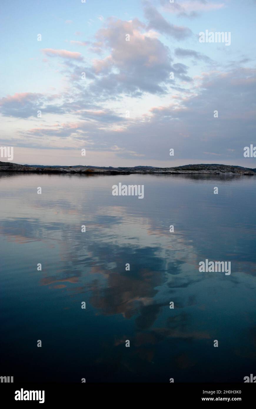 Pochi istanti dopo il tramonto nell'arcipelago di Fjällbacka sulla costa occidentale svedese Foto Stock