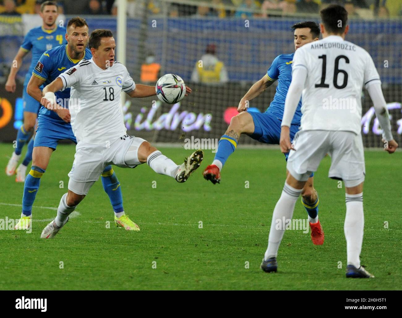 Amir Hadziahmetovic (18) di Bosnia ed Erzegovina vies per la palla contro  Mykola Shaparenko (10) di Ucraina durante la Coppa del mondo FIFA Qatar  2022 qualificazione del gruppo D partita di calcio