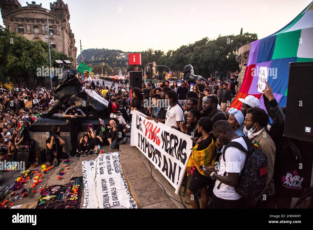 Barcellona, Spagna. 12 ottobre 2021. I manifestanti sono visti con una bandiera che legge, Black Lives Matter durante la protesta.vari gruppi anticolonialisti hanno chiamato una dimostrazione che ha lasciato le Ramblas di Barcellona alla statua di Cristoforo Colombo, con gli slogan "non ci conquisteranno” e "niente da celebrare”. I gruppi hanno protestato contro la celebrazione del 12 ottobre, giorno ispanico. Sono state effettuate varie presentazioni culturali e rappresentazioni di popoli nativi dei paesi dell'America Latina e dell'Africa. Credit: SOPA Images Limited/Alamy Live News Foto Stock