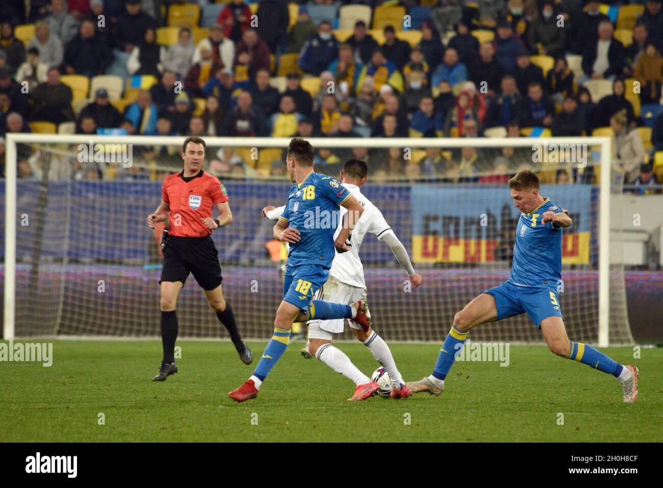 LVIV, UCRAINA - 12 OTTOBRE 2021 - i giocatori sono visti in azione durante la partita di qualificazione 8 della Coppa del mondo FIFA 2022 tra le squadre nazionali di Bosnia-Erzegovina (kit bianco) e Ucraina che si è conclusa in un pareggio 1:1, Lviv, Ucraina occidentale Foto Stock