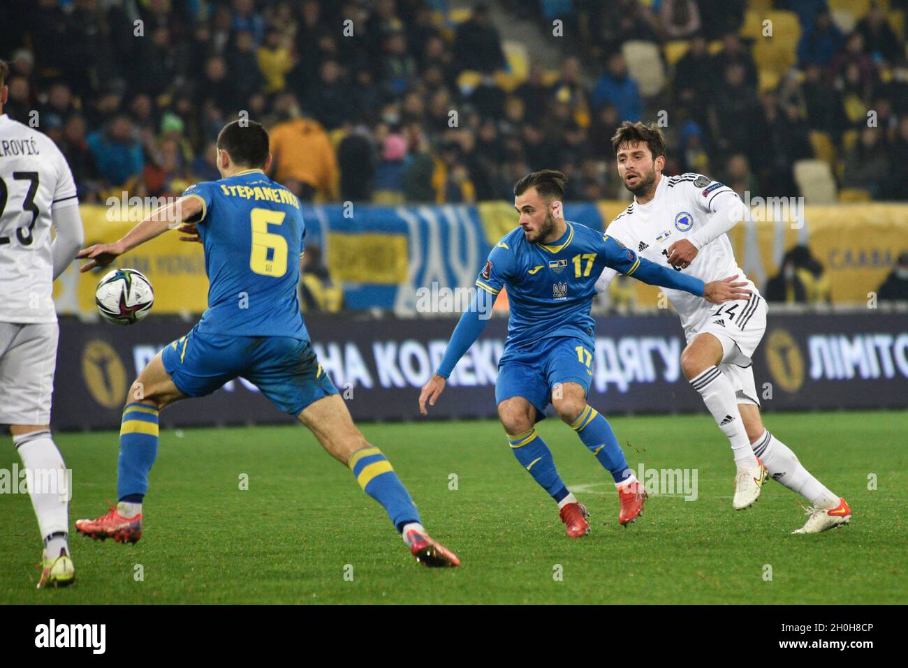 LVIV, UCRAINA - 12 OTTOBRE 2021 - i giocatori sono visti in azione durante la partita di qualificazione 8 della Coppa del mondo FIFA 2022 tra le squadre nazionali di Bosnia-Erzegovina (kit bianco) e Ucraina che si è conclusa in un pareggio 1:1, Lviv, Ucraina occidentale Foto Stock