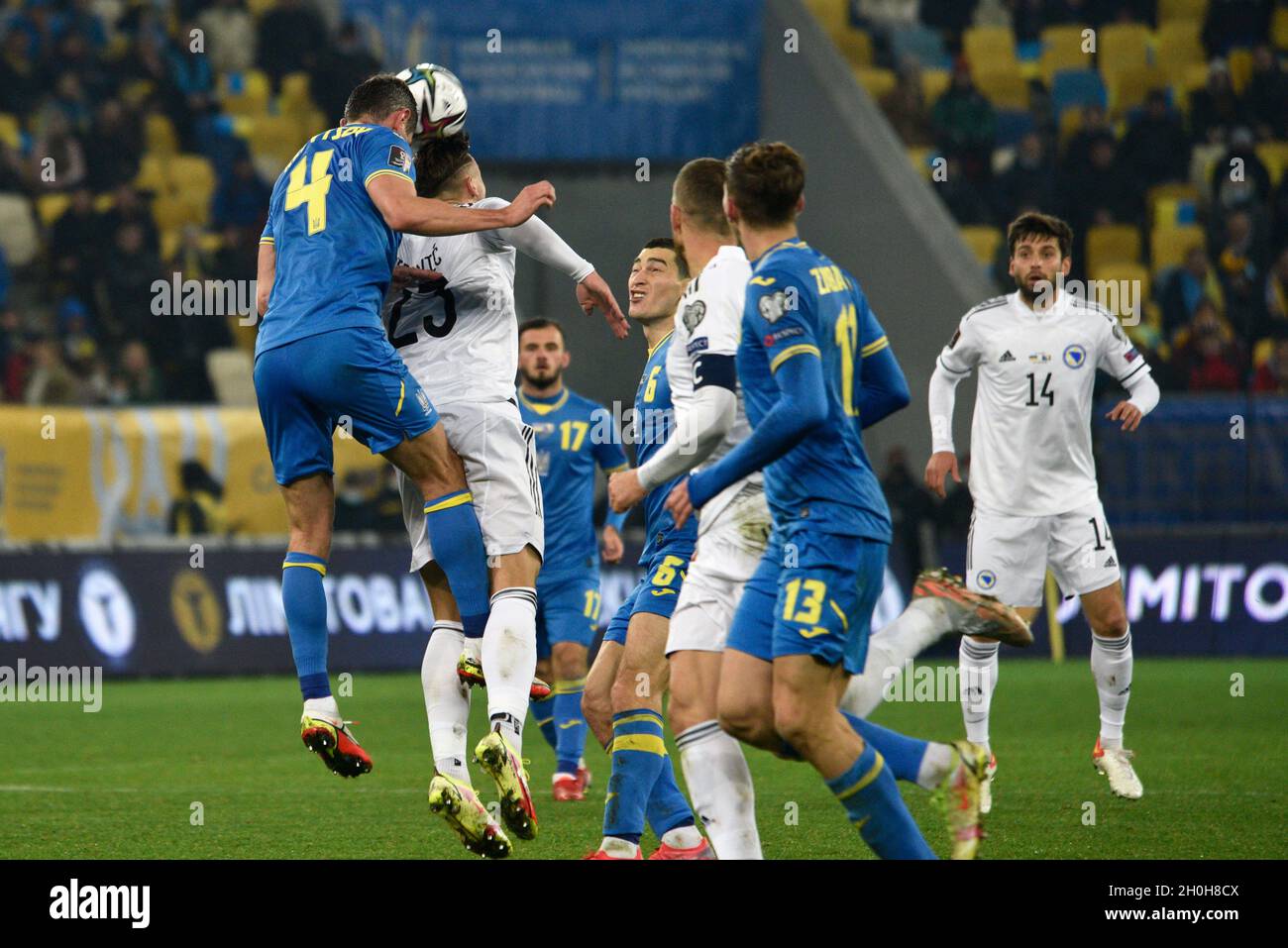 LVIV, UCRAINA - 12 OTTOBRE 2021 - i giocatori sono visti in azione durante la partita di qualificazione 8 della Coppa del mondo FIFA 2022 tra le squadre nazionali di Bosnia-Erzegovina (kit bianco) e Ucraina che si è conclusa in un pareggio 1:1, Lviv, Ucraina occidentale Foto Stock