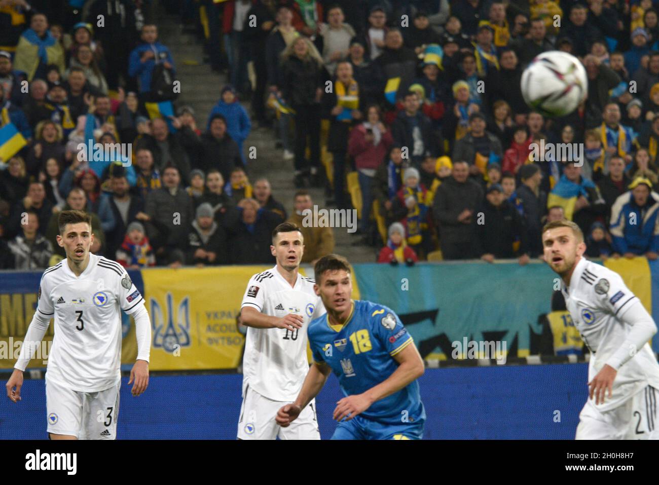 LVIV, UCRAINA - 12 OTTOBRE 2021 - i giocatori sono visti in azione durante la partita di qualificazione 8 della Coppa del mondo FIFA 2022 tra le squadre nazionali di Ucraina e Bosnia-Erzegovina (kit bianco) che si è conclusa in un pareggio 1:1, Lviv, Ucraina occidentale Foto Stock