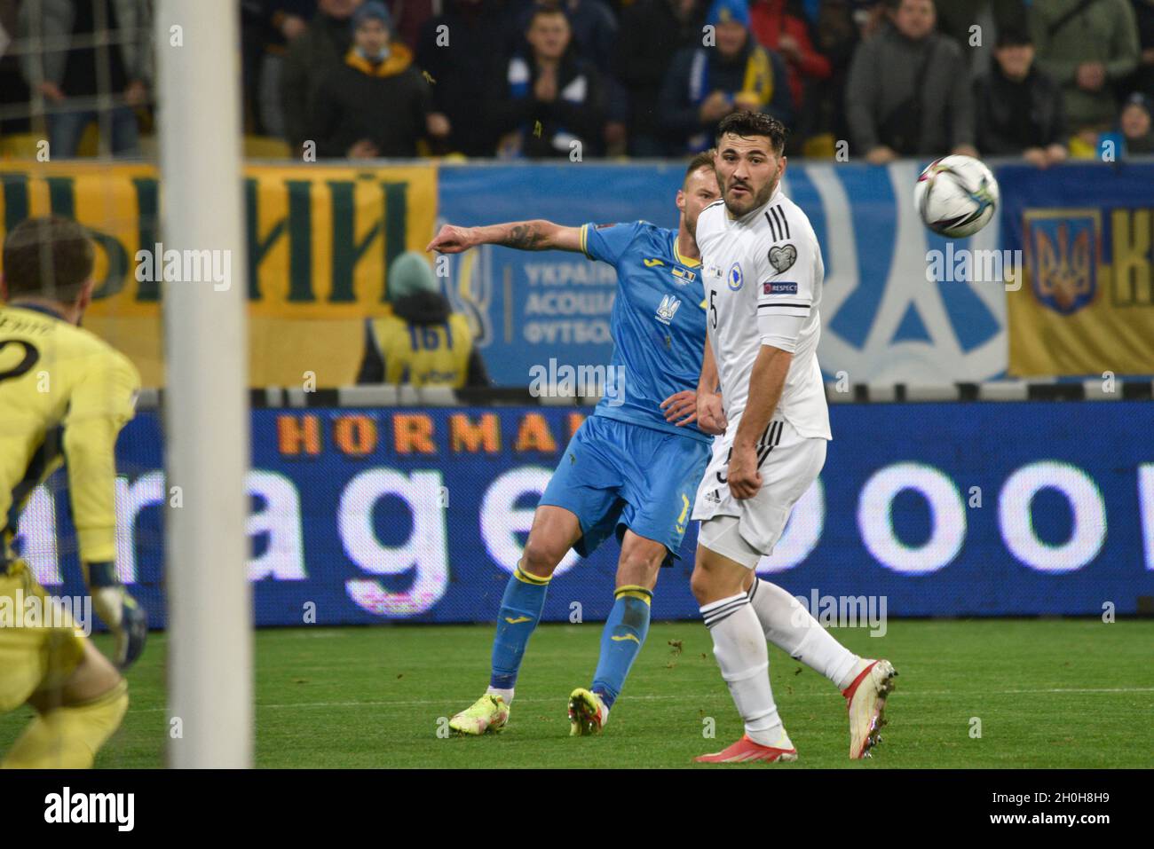 LVIV, UCRAINA - 12 OTTOBRE 2021 - i giocatori sono visti in azione durante la partita di qualificazione 8 della Coppa del mondo FIFA 2022 tra le squadre nazionali di Ucraina e Bosnia-Erzegovina (kit bianco) che si è conclusa in un pareggio 1:1, Lviv, Ucraina occidentale Foto Stock