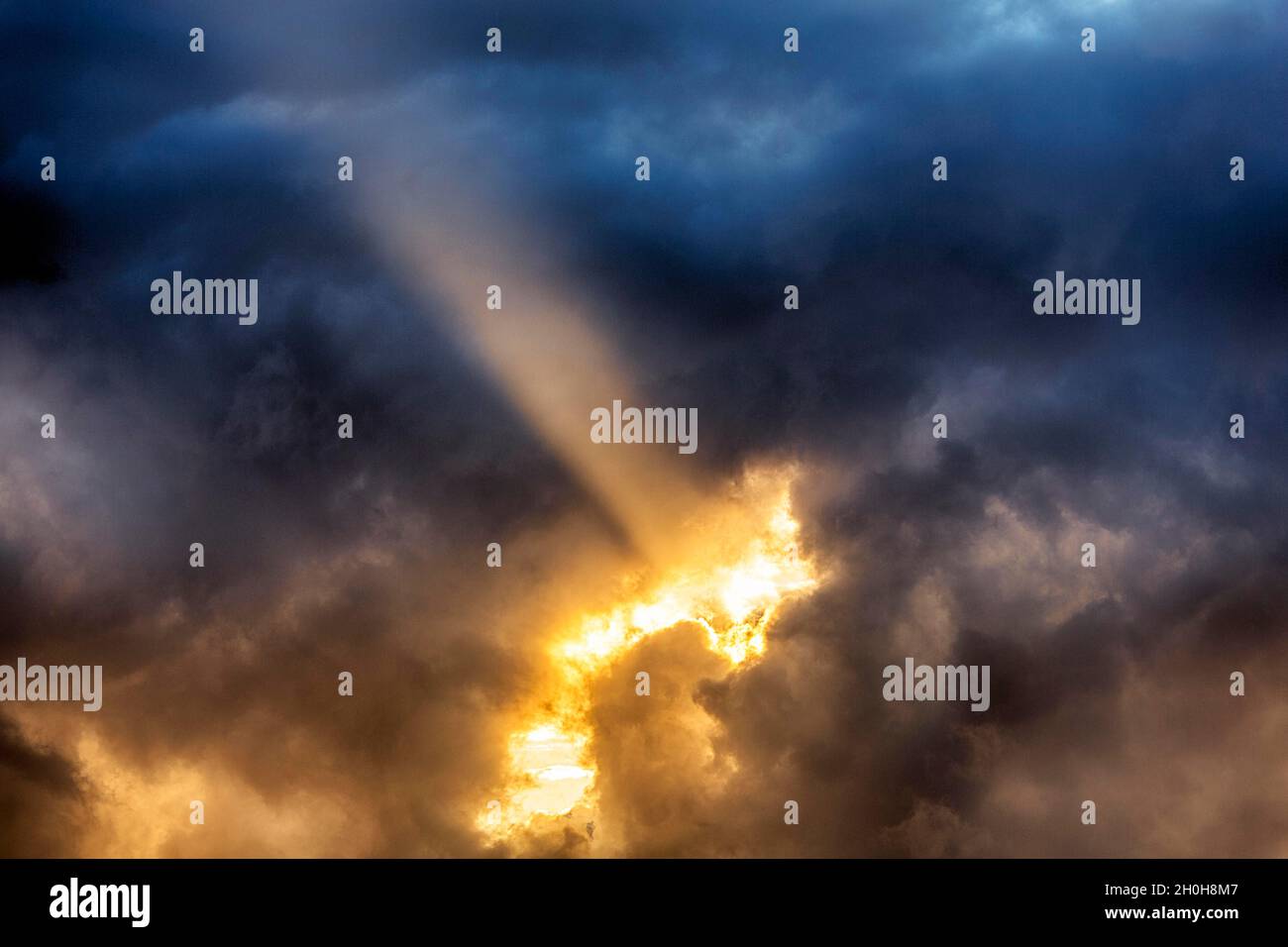 Sunbeam attraverso il gap nelle nuvole, cielo scenografico serale, Isole Orkney, Scozia, Regno Unito Foto Stock