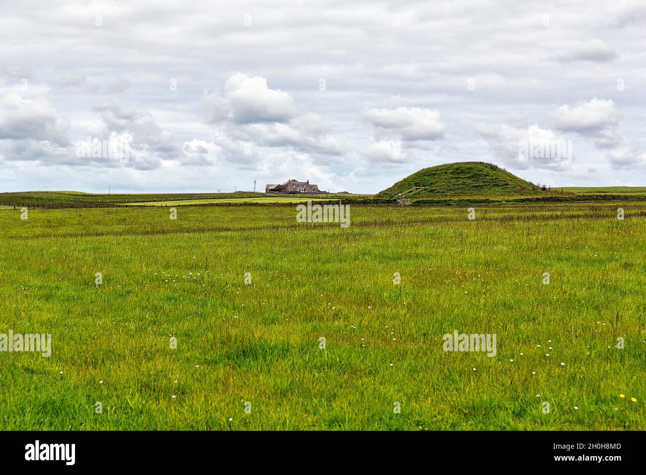 Sito megalitico di Maes Howe, tumulo di Maeshowe in un prato, patrimonio dell'umanità dell'UNESCO, il cuore di Orcadi Neolitico, Mainland, Orcadi, Scozia, United Foto Stock