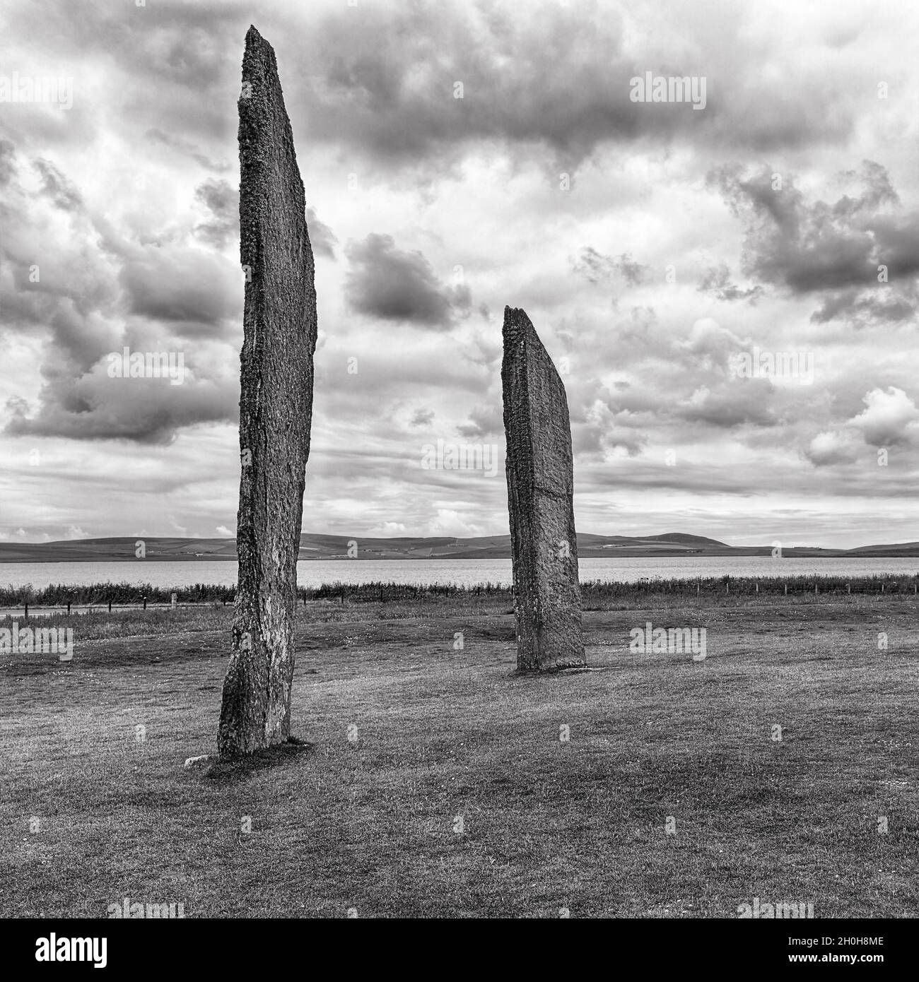 Neolitico Monumento, Henge, Stones di Stenness, drammatico cielo nuvoloso, Mainland, Orkney, Scozia, Regno Unito Foto Stock