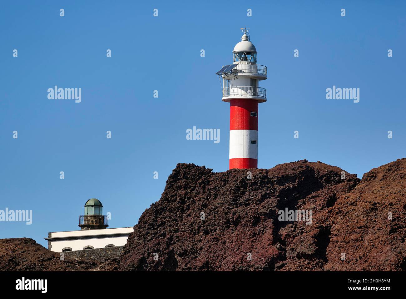 Faro rosso e bianco sulla costa rocciosa, Punta de Teno, Buenavista del Norte, Tenerife, Spagna Foto Stock