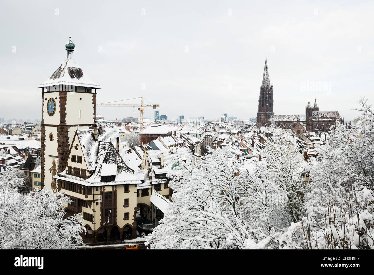 Atmosfera invernale con neve, Cattedrale di Friburgo e Schwabentor, Friburgo in Breisgau, Foresta Nera, Baden-Wuerttemberg, Germania Foto Stock
