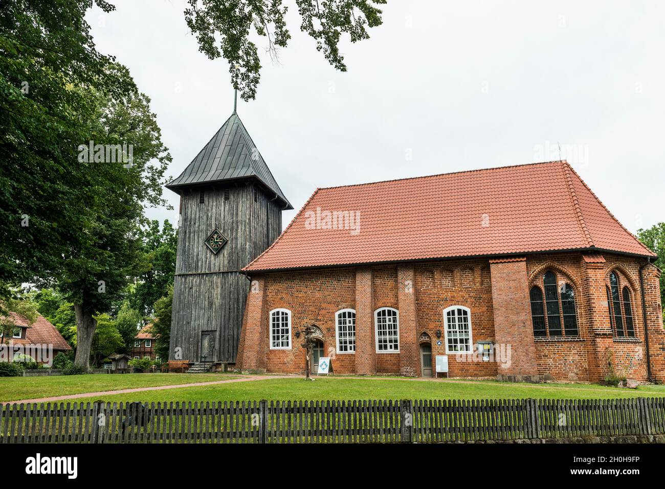 Chiesa di San Laurentio, villaggio di Heath Mueden an der Oertze, Southern Heath, Parco naturale di Lueneburg Heath, bassa Sassonia, Germania Foto Stock