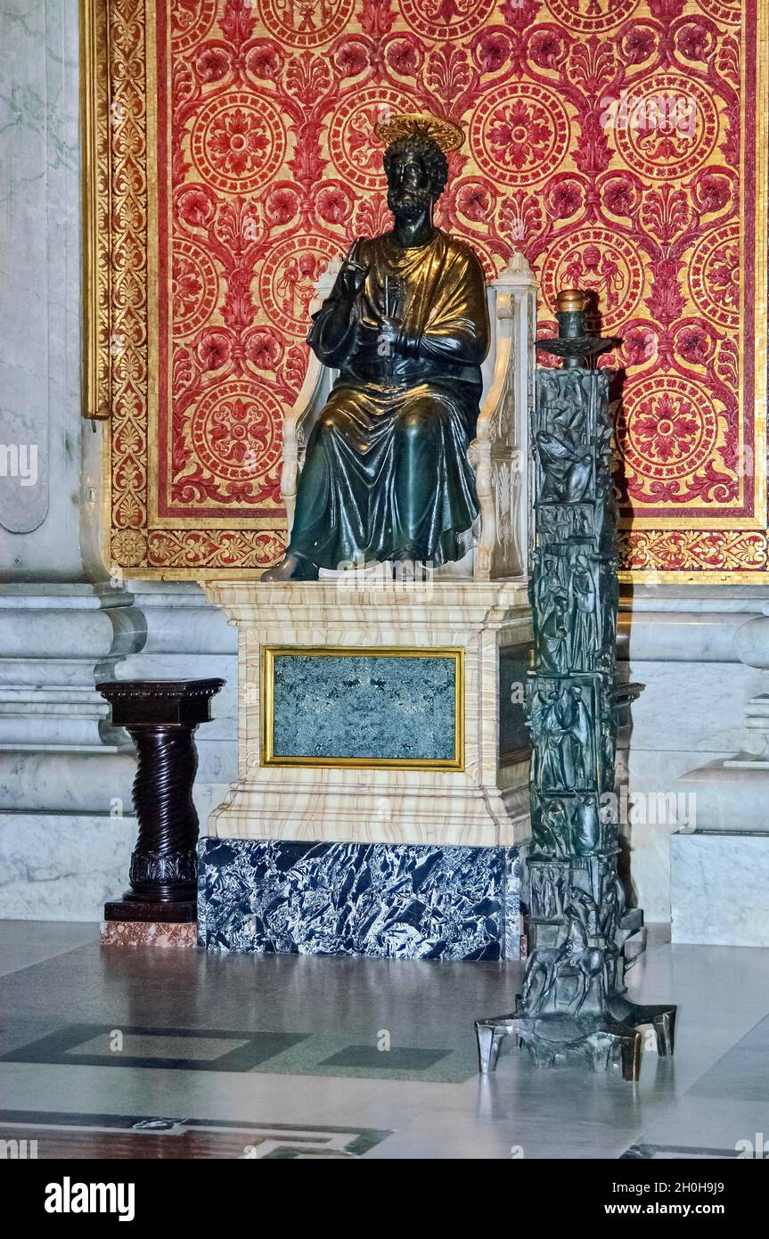 Statua in bronzo di San Pietro su piedistallo in marmo nella Basilica di San Pietro, Vaticano, Roma, Lazio, Italia Foto Stock