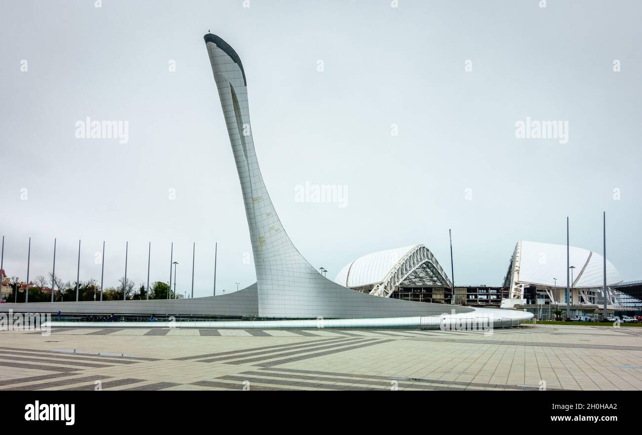 Sochi, Adler, Russia, 14 aprile 2016: Vista del Monumento olimpico della torcia e dello stadio di pesca nel Parco Olimpico di Sochi dopo le Olimpiadi invernali del 2015 Foto Stock