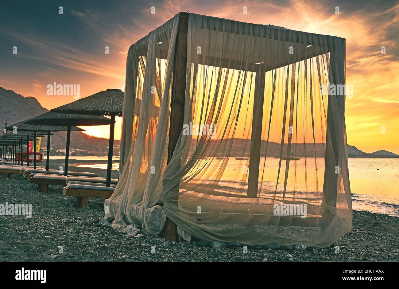 Baldacchino per sedie a sdraio con tende e ombrelloni, alba, spiaggia, Rodi, Grecia Foto Stock