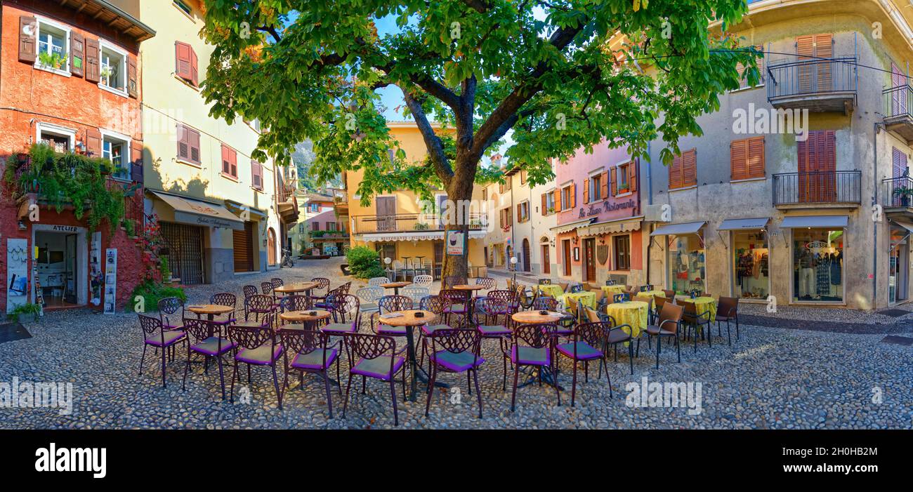 Bella piazza con albero, Piazza Cavour, Malcesine, Lago di Garda orientale, Verona Italia, Trentino-Alto Adige, Italia Foto Stock