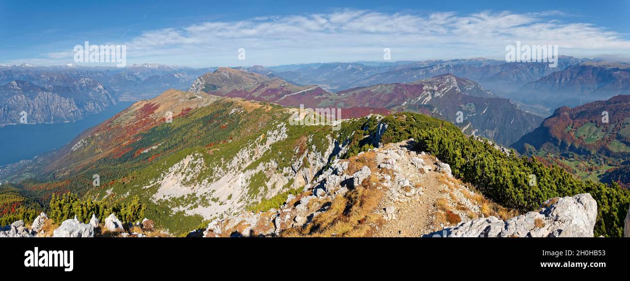 Cresta settentrionale del Monte Baldo e del Lago di Garda, Monte Baldo, Malcesine, Verona Italia, Trentino-Alto Adige, Italia Foto Stock