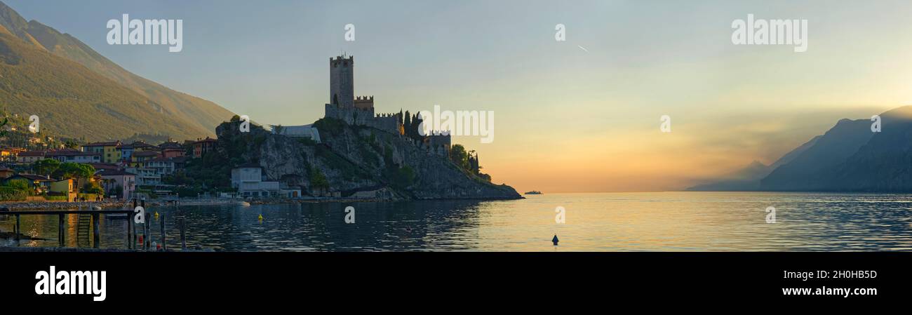 Storico borgo costiero di Malcesine con il castello Castello Scaligero, Malcesine, Lago di Garda orientale, Verona Italia, Trentino-Alto Adige, Italia Foto Stock