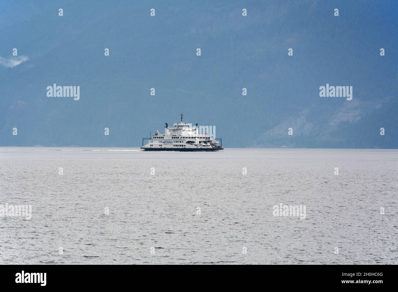 Un'auto BC e traghetto passeggeri che naviga tra i terminal di Jervis Inlet nell'Oceano Pacifico sulla Sunshine Coast della British Columbia, Canada. Foto Stock