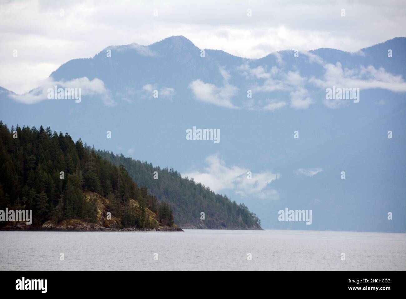 Coast Mountains e la foresta pluviale temperata sopra Jervis Inlet sulla Sunshine Coast della British Columbia, Canada. Foto Stock