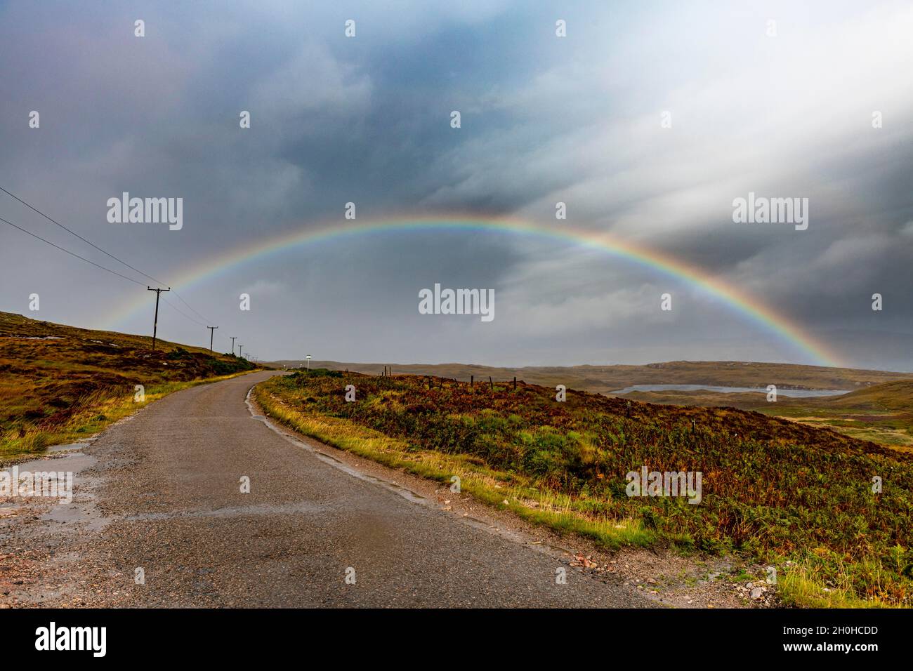 Rainbow sulla strada N 500, Scozia, Regno Unito Foto Stock