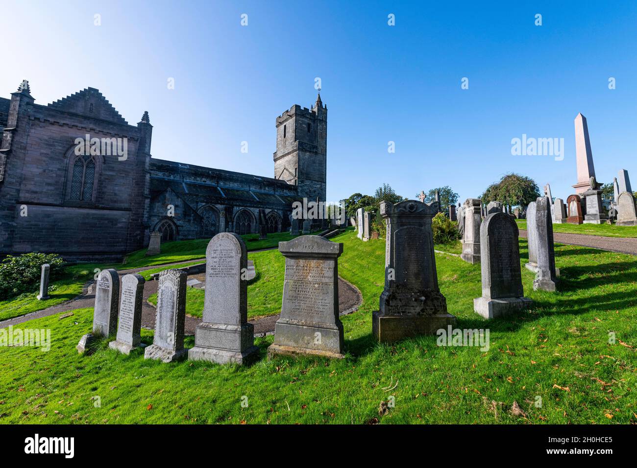 Cimitero della città vecchia con la chiesa Santa rude sullo sfondo, Stirling, Scozia, Regno Unito Foto Stock