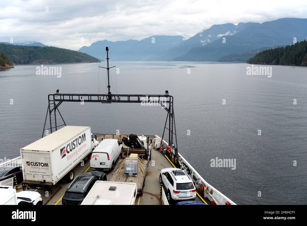 Veicoli sul ponte del piano principale su un traghetto BC passeggeri e auto, vela a Jervis Inlet, Sunshine Coast, British Columbia, Canada. Foto Stock
