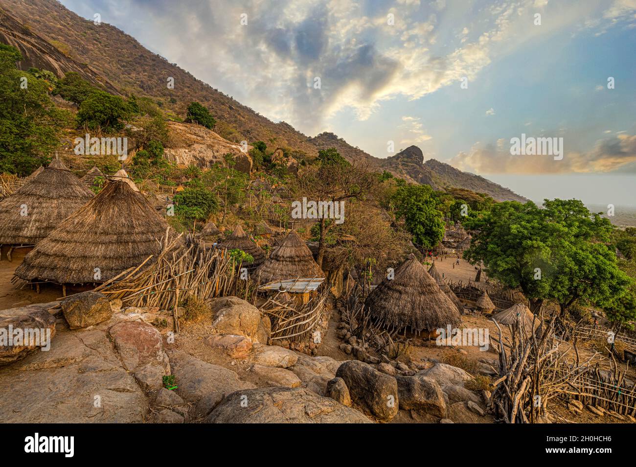 Costruire capanne tradizionali della tribù Otuho o Lutoko in un villaggio sulle montagne Imatong, Eastern Equatoria, Sud Sudan Foto Stock Costruire capanne tradizionali della tribù Otuho o Lutoko in un villaggio sulle montagne Imatong, Eastern Equatoria, Sud Sudan Foto Stock
