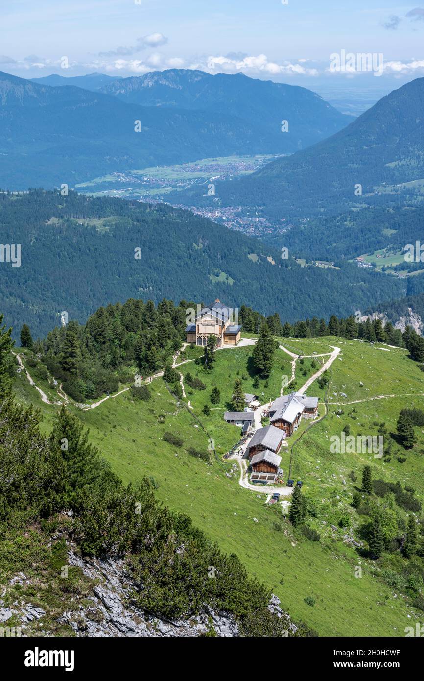 Schachenhaus, posteriore Prealpi bavaresi, sentiero escursionistico per Meilerhuette, Wetterstein Montagne, Garmisch-Partenkirchen, Baviera, Germania Foto Stock