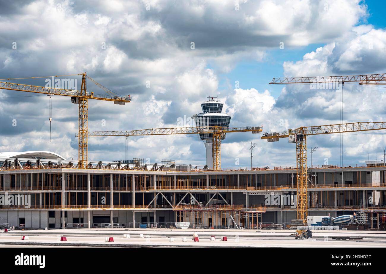 Gru e lavori di costruzione, cantiere all'aeroporto di Monaco, torre posteriore, Monaco, Germania Foto Stock